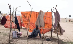 Un déplacé soudanien ayant fui la ville d'El-Facher aprÚs sa prise par les FSR dans un abri improvisé dans la ville proche de Tawila, le 3 novembre 2025