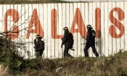 Des policiers surveillent le site d'Eurotunnel Ă Coquelles, prĂšs de Calais, le 21 janvier 2016