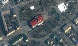 Image satellite de la société Maxar Technologies, diffusée le 16 mars 2022, montrant le Théùtre dramatique de Marioupol (Ukraine) avec l'inscription "Enfants" en russe devant et derriÚre le bùtiment, prise le 14 mars 2022