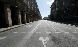 Une rue vide de Paris lors du 1er confinement le 18 avril 2020 