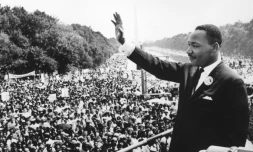Le révérend Martin Luther King, leader des droits civils, salue la foule de supporters, le 28 août 1963 à Washington