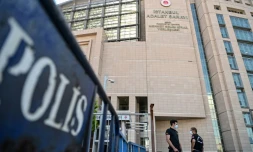 Des gardes de sĂ©curitĂ© devant le tribunal d'Istanbul, le 3 juillet 2020, oĂč dĂ©bute le procĂšs de 20 Saoudiens accusĂ©s d'avoir tuĂ© le journaliste saoudien Jamal Khashoggi en2018