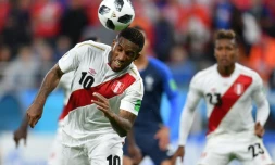 L'attaquant péruvien Jefferson Farfan effectue une tête face à la France au Mondial, le 21 juin 2018 à Ekaterinbourg
