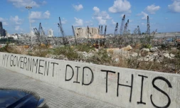 Vue du port de Beyrouth détruit par l?explosion de mardi avec le graffiti « Mon gouvernement a fait ça » sur le mur d?un pont, le 9 août 2020