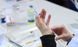 La théorie d'une "bombe à retardement bactériologique" enclenchée par les vaccins se propage sur les réseaux sociaux, au risque d'alimenter la défiance