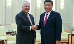 La secrétaire d'Etat américain Rex Tillerson avec le président chinois Xi Jinping à Pékin le 30 septembre 2017
