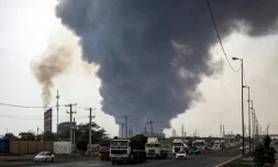Un épais nuage de fumée s'élève du port iranien Shahid Rajaï (sud) où une puissante explosion a fait plus de 500 blessés, le 26 avril 2025 