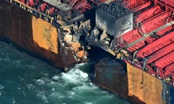 Vue aérienne de la coque endommagée du pétrolier MV Stena Immaculate à l'ancre en mer du Nord, après avoir été heurté la veille par le porte-conteneurs MV Solon gau large de Withernsea, à l'est de l'Angleterre, le 11 mars 2025