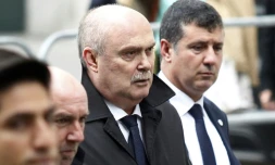 Le ministre des Affaires étrangères Turques, Feridun Hadi Sinirlioglu (C)  arrive à Vienne pour une réunion avec les chefs des diplomaties américaine, saoudienne et russe, le 23 octobre 2015