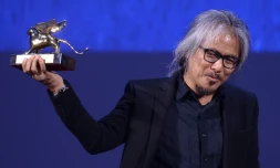 Le réalisateur philippin Lav remporte le Lion d'Or de la Mostra de Venise pour son film "The Woman who left" (La femme qui est partie), le 10 septembre 2016 à Venise 
