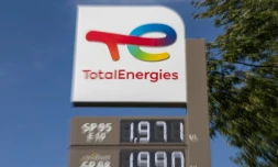Le groupe pétrolier TotalEnergies annonce qu'il prolongera l'an prochain le plafonnement à 1,99 euro par litre du prix de l'essence et du diesel dans ses 3.400 stations