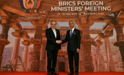 Le ministre indien des Affaires étrangÚres, Subrahmanyam Jaishankar (à droite), accueille son homologue iranien, Abbas Araghchi, à l'occasion de l'ouverture de la réunion des ministres des Affaires étrangÚres des BRICS à New Delhi, le 14 mai 2026