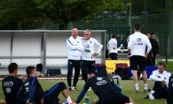 Le sélectionneur de l'équipe de France Didier Deschamps (d) discute avec l'entraîneur adjoint Guy Stephan lors d'une séance d'entraînement à Clairefontaine, le 25 mai 2016
