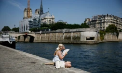 Une femme sur les berges de la Seine à Paris, le 28 mai 2026