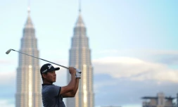 Le golfeur chinois Wu Ashun devant les Petronas Twin Towers à Kuala Lumpur, lors du tournoi de Malaysie, le 19 février 2016