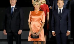 Le président brésilien Jair Bolsonaro (g) aux cÎtés de Brigitte et Emmanuel Macron, au sommet du G20, le 28 juin 2019 à Osaka, au Japon