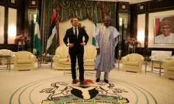 Le président français Emmanuel Macron rencontre le président nigérian Muhammadu Buhari au palais présidentiel d'Abuja, le 3 juillet 2018