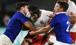 Le duo Romain Ntamack-Antoine Dupont aligné en charnière du XV de France tente de plaquer le Tongien Mali Hingano lors du Mondial japonais, le 6 octobre 2019 à Kumamoto