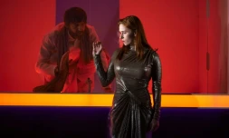 L'acteur britannique Paul Anderson et l'actrice française Audrey Fleurot dans une scène de Tartuffe de Molière à Londres, le 18 juin 2018