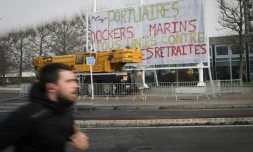 Devant l'entrée du siège social du Grand Port maritime du Havre, des manifestants bloquent l'activité, le 22 janvier 2020 pour protester contre la réforme des retraites
