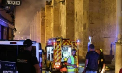 A Cordoue le 8 août au soir, les pompiers combattent les flammes d'un incendie à la mosquée-cathédrale