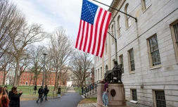 Des personnes sur le campus d'Harvard, à Cambridge, le 15 avril 2025