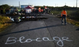 Un salarié bloque l'accÚs au dépÎtde carburant de la raffinerie Total à Donges le 23 mai 2016
