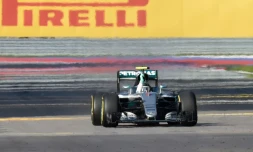 L'Allemand Nico Rosberg (Mercedes) franchit en vainqueur la ligne d'arrivée du GP de Russie, le 1er mai à Sotchi