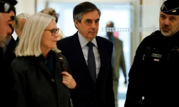 L'ancien Premier ministre François Fillon et son épouse Pénélope Fillon arrivent au tribunal de Paris, le 10 mars 2020