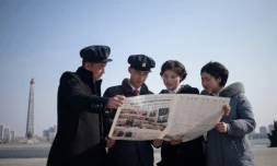Des étudiants nord-coréens lisent dans le journal Rodong Sinmun, le 28 février 2019 à Pyongyang, des informations sur la rencontre entre le président américain Donald Trump et leur leader Kim Jong Un à Hanoï