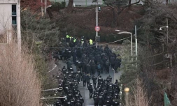 Les forces de l'ordre pénètrent dans la résidence du président déchu Yoon Suk Yeol à Séoul le 15 janvier 2025