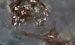 Cette image satellite montre une vue du port de Dzaoudzi, sur l'archipel français de Mayotte dans l'océan Indien, le 16 décembre 2024, après le passage du cyclone Chido
