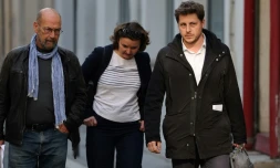 Julien Bayou (D), secrétaire national d'EELV, arrive au siège de LFI à Paris le 29 avril 2022, accompagné des porte-parole d'EELV Eva Esa et Alain Coulombel 