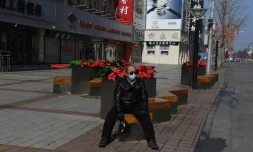 Un homme dans une rue déserte du quartier commercial de Wangfujingf, habituellement grouillant d'activité, le 10 février 2020 à Pékin