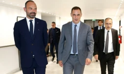 Le Premier Ministre Edouard Philippe est accueilli par le président du conseil exécutif de Corse Gilles Simeoni et par le président de l'Assemblée de Corse Jean-Guy Talamoni à Bastia le 3 juillet 2019