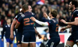 Le flanker Louis Picamoles, dans les bras de Gaël Fickou, a inscrit le seul essai du XV de France face aux All Blacks au Stade de France, le 26 novembre 2016