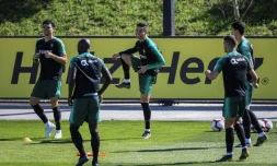 Cristiano Ronaldo s'entraîne avec ses coéquipiers au centre d'entraînement de la sélection portugaise d'Oeiras, près de Lisbonne, le 19 mars 2019 pour les qualifs de l'Euro