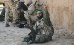 Des combattants chiites des Unités de la mobilisation populaire, font le signe de la victoire dans un village du sud de Mossoul à Ayn Nasir, le 29 octobre 2016