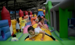 Des enfants jouent dans un chùteau gonflable dans un centre commercial de Pékin, le 1er juin 2021 en Chine