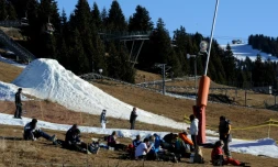 Des randonneurs font une pause à proximité d'une des rares pistes ouvertes aux Saisies, le 28 décembre 2016