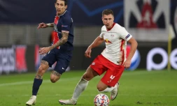 L'attaquant du PSG Angel Di Maria (g) à la lutte avec le défenseur de Leipzig Willi Orban en Ligue des champions, le 4 novembre 2020 à Leipzig