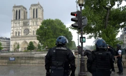Des policiers près du parvis de Notre-Dame de Paris, le 6 juin 2017