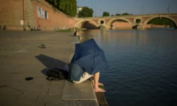 Un homme se protège du soleil, le 20 juin 2025 à Toulouse