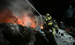 Des pompiers ukrainiens combattent un incendie après une frappe de missile russe sur un immeuble résidentiel à Kharkiv le 7 mars 2026