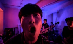 Le chanteur Chu Yeonsik, du groupe de heavy metal sud-coréen Monsters Dive, lors d'un set à Séoul, le 10 novembre 2019