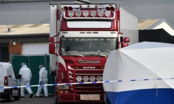 La police scientifique britannique s'affaire prĂšs du camion oĂč ont Ă©tĂ© retrouvĂ©s les 39 migrants morts, le 23 octobre 2019 Ă Grays, en Angleterre