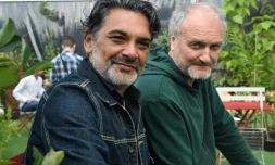 Stéfane Mellino et Michel Ochowiak, des Négresses vertes, posent le 21 juillet 2018 à Carhaix-Plouguer