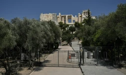 Le site de l'Acropole fermée au public en raison d'une vague de chaleur en Grèce, le 20 juillet 2023 à Athènes