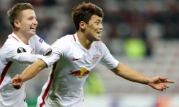 L'attaquant de Salzbourg Hee Chan (d) exulte après avoir inscrit un doublé face à Nice en Europa League à l'Allianz Riviera, le 3 novembre 2016