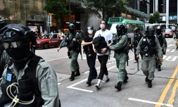 Un homme est arrĂȘtĂ© par la police anti-Ă©meutes Ă Hong Kong, le 27 mai 2020, lors d'une manifestation pro-dĂ©mocratie